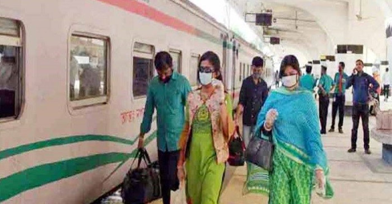 ঈদযাত্রায় রেলের নিয়মে কড়াকড়ি, যার নামে টিকিট, যেতে পারবে সেই: রেলমন্ত্রী 