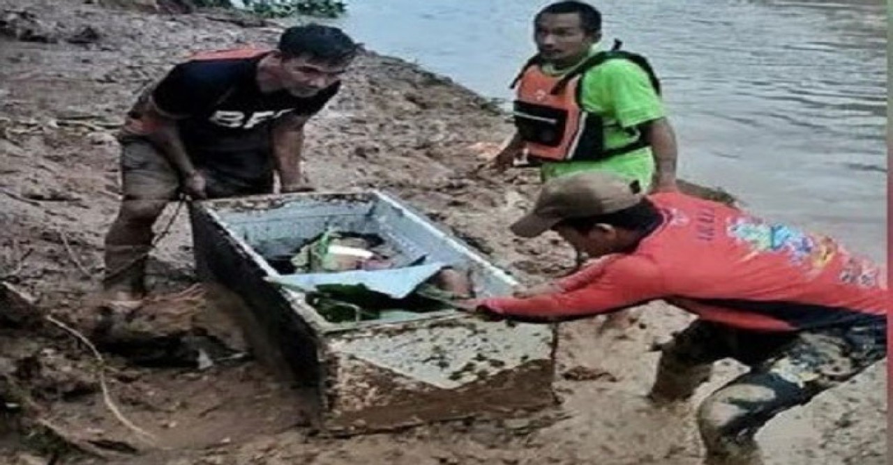 ২০ ঘণ্টা ফ্রিজে আশ্রয় নিয়ে ভূমিধস থেকে বেঁচে গেলো ফিলিপিনো বালক২০ ঘণ্টা ফ্রিজে আশ্রয় নিয়ে ভূমিধস থেকে বেঁচে গেলো ফিলিপিনো বালক